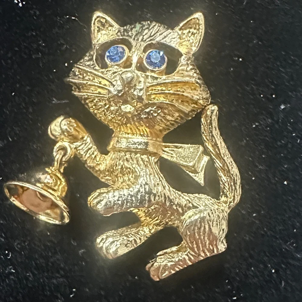 Avon, frisky kitty, gold tone, cat brooch with Blue Accents eyes #192